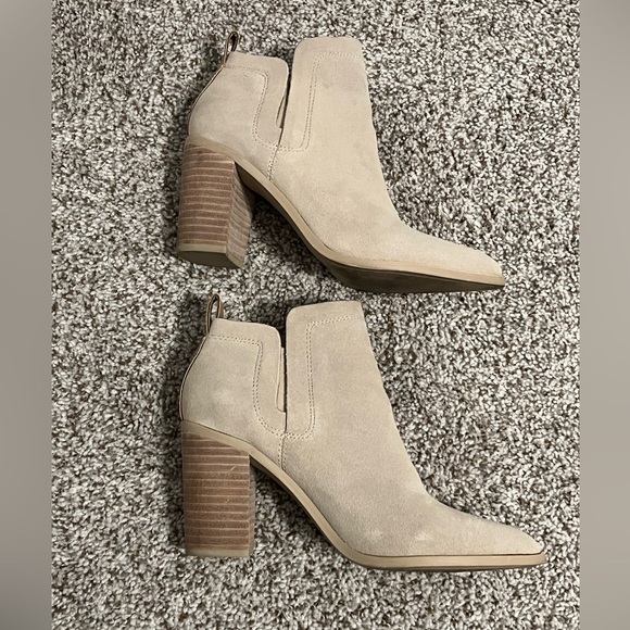 Dolce Vita Cream Ankle Booties - Picture 6 of 9